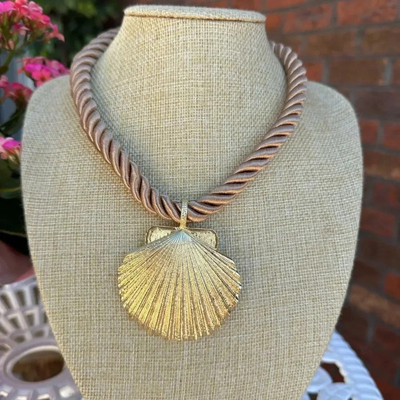 Seashell Gold Rope Chain Earrings Necklace Set - Picture 7 of 10